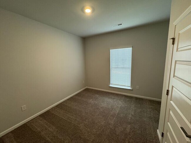 Building Photo - MOVE IN SPECIAL for Clift Farm home WITH F...