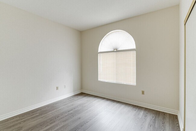 Building Photo - Spacious and Stylish Green Valley First-Floor Unit!!