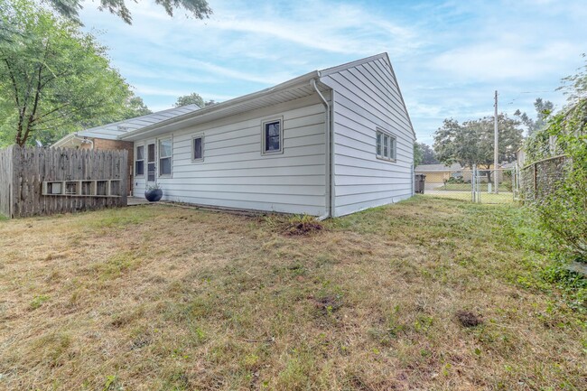 Building Photo - Three Bedroom Home in Kalamazoo