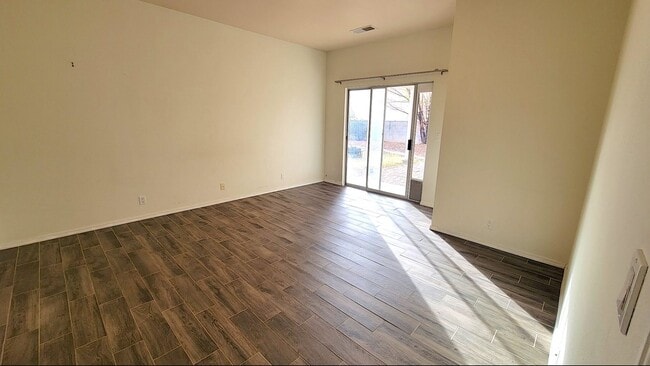 Building Photo - Great Near North Valley Home! No carpet! O...
