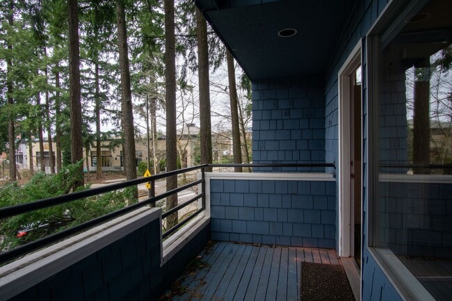Building Photo - Spacious Lake Oswego 2Bdr w/Fireplace, Dishwasher, W/D, & Balcony!