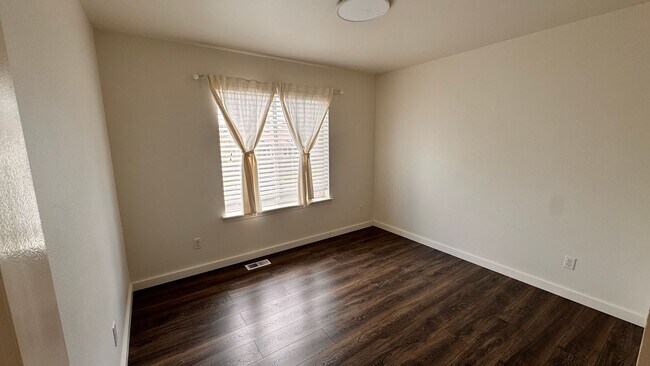 Building Photo - Spacious & Modern 4-Bedroom Home in Kent