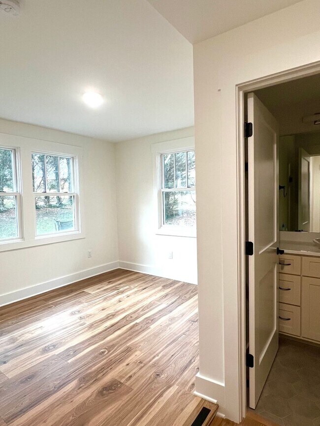 Building Photo - 10 Phifer St