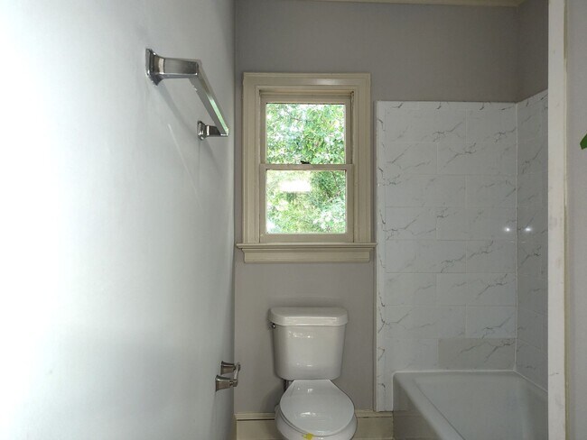 Building Photo - Stunning home located in the Popular Piper Glenn Community!