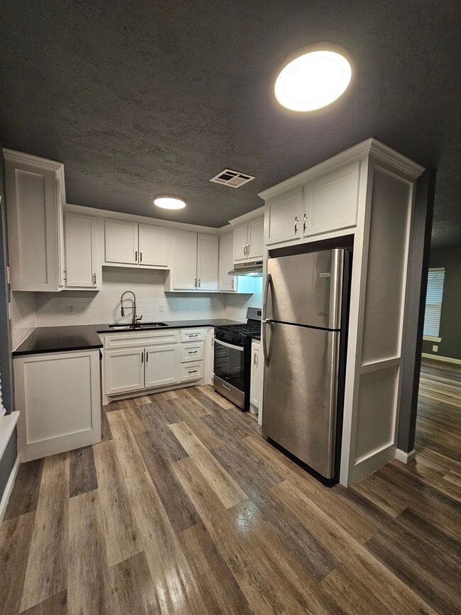 Building Photo - Updated (2) Bed/(1) Bath in Core Norman! Video Walk-Thru Avail!