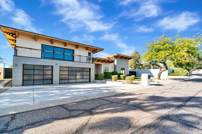 Building Photo - Stunning 4BR House in Phoenix