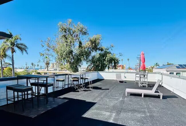 Building Photo - STUDIO AVAILABLE IN THE HEART OF DOWNTOWN LA JOLLA!