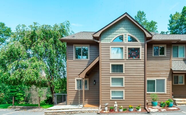 Well-maintained private townhouse  community nestled in the Blue Ridge Mountains. - 405 Windswept Dr