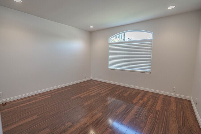 Building Photo - Spacious Single-Story 3-Bedroom Home in Va...