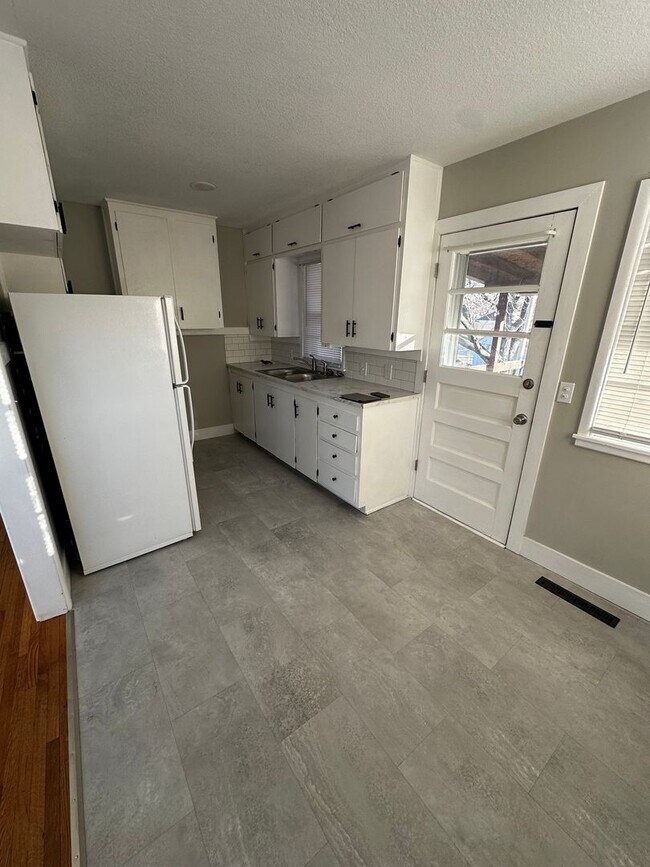 Building Photo - Recently Remodeled 3 Bed 2 Bath with Additional Finished Room