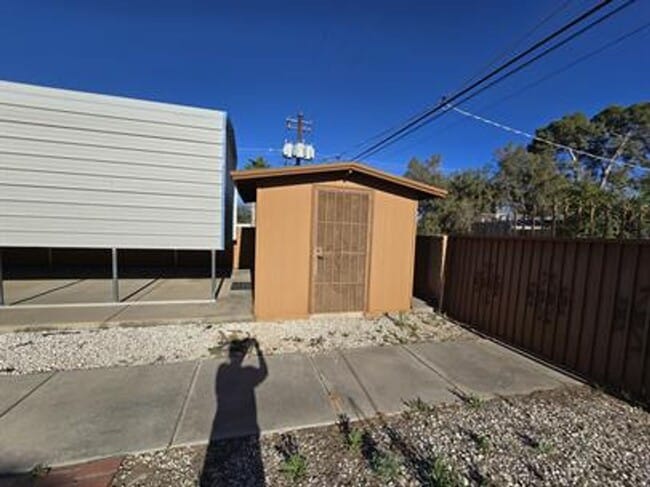 Building Photo - Spacious 3 bedroom/ 2 bath home with R/V parking