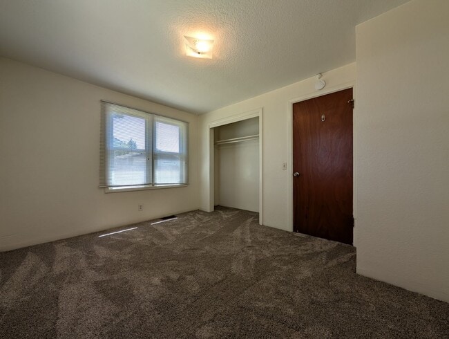 Building Photo - Nice 3 bed/1 bath with large backyard and ...
