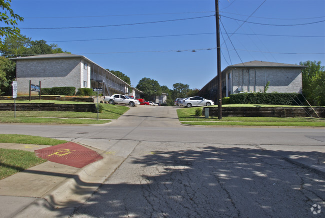 Building Photo - Townhill Oaks