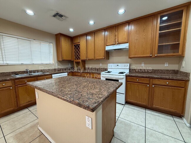 Building Photo - 8145 W Palo Verde Ave
