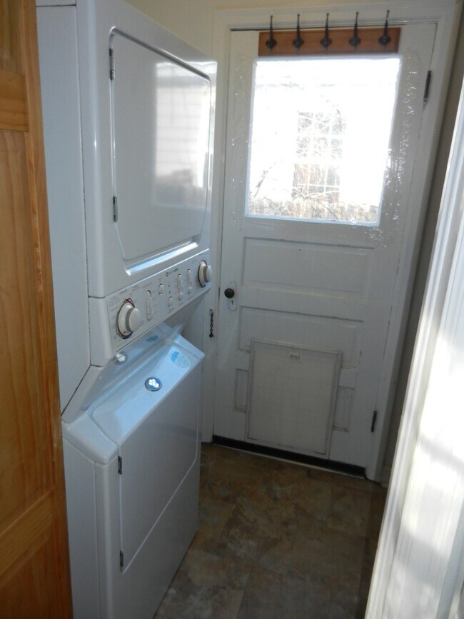 Building Photo - $0 DEPOSIT OPTION. CHARMING 3 BED 1 BATH R...
