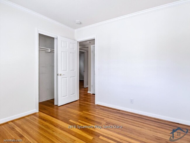 Building Photo - 2816 Sycamore Way