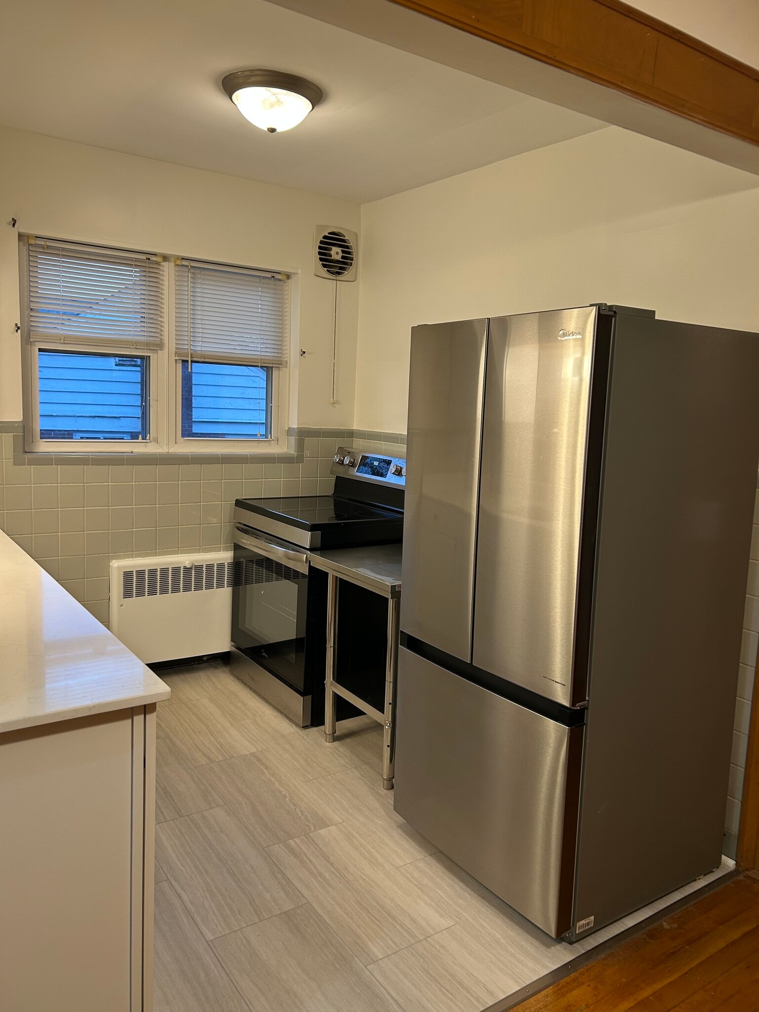 Stainless steel appliances - 6098 Dryden Ave