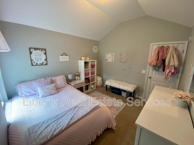 Building Photo - 162 Carriage Way
