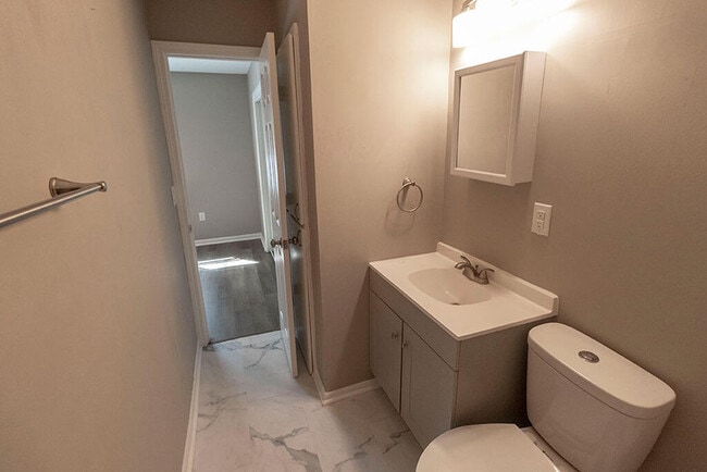 Building Photo - 213 N Ann St