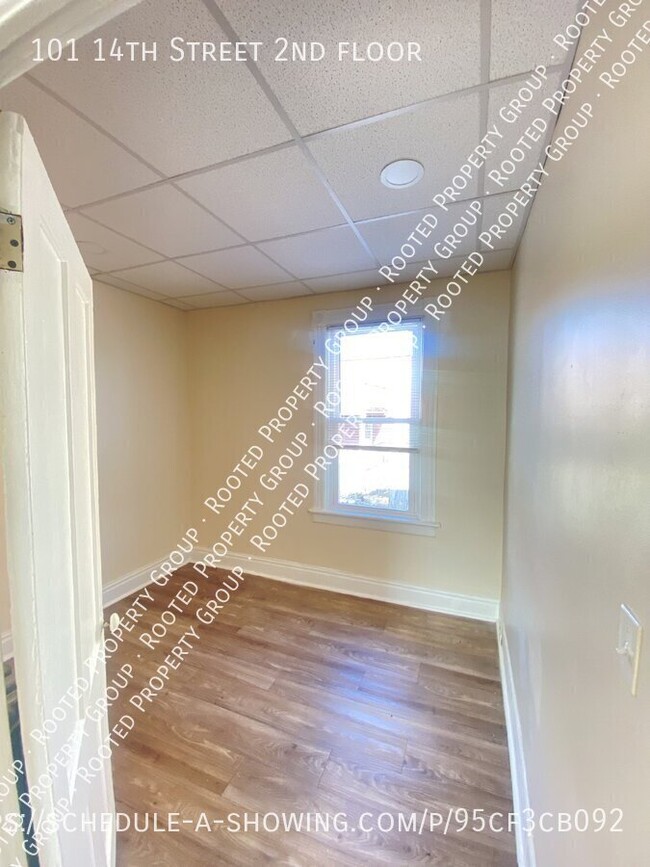 Building Photo - 4 Bedroom near RPI-- off street parking, w...