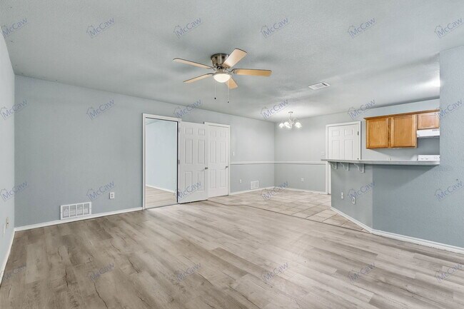 Building Photo - 702 N Walnut St