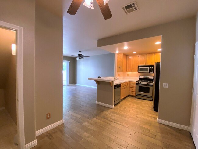Building Photo - Oceanside stunner - 3 bedroom townhome available now!