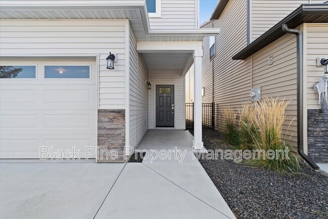 Building Photo - 3098 N Lochness Ave