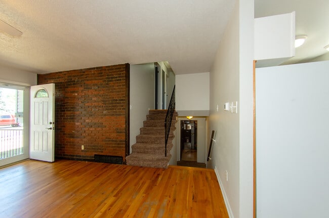 Building Photo - 6921 Manhattan Ln