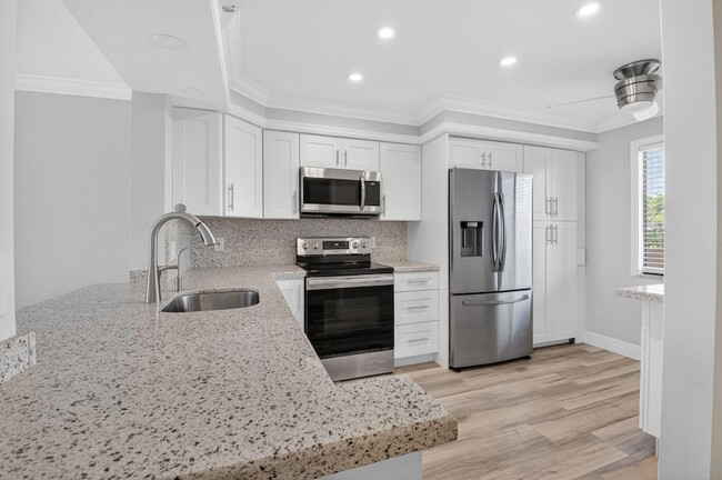 Building Photo - 7076 Huntington Ln