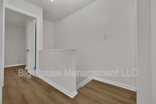 Building Photo - 3125 Heathcote Rd