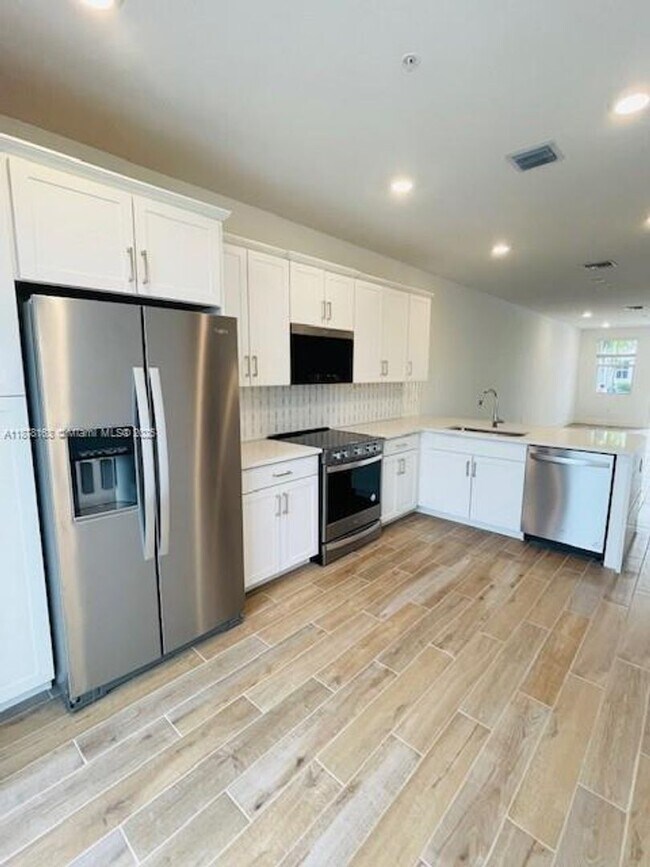 Building Photo - 172 SW 171st Ave