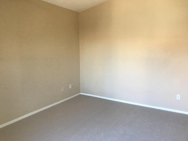 Building Photo - 3 Bedroom Home in a Great Location of Oceanside!