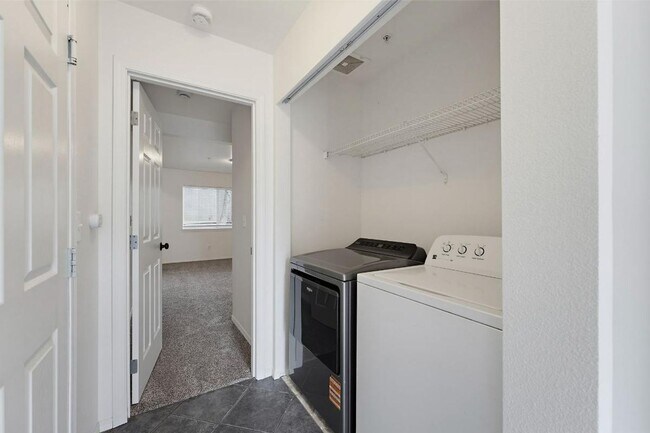 Building Photo - Spacious Puyallup Townhouse | 3-Bed Home with Main-Floor Primary Suite & Stainless Steel Appliances!