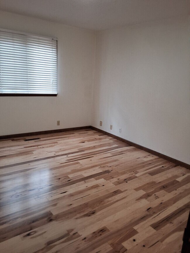 Building Photo - Oak Ridge 37830 - 4 bedroom 2.5 bath - call Sharon Arnwine 865-313-7215