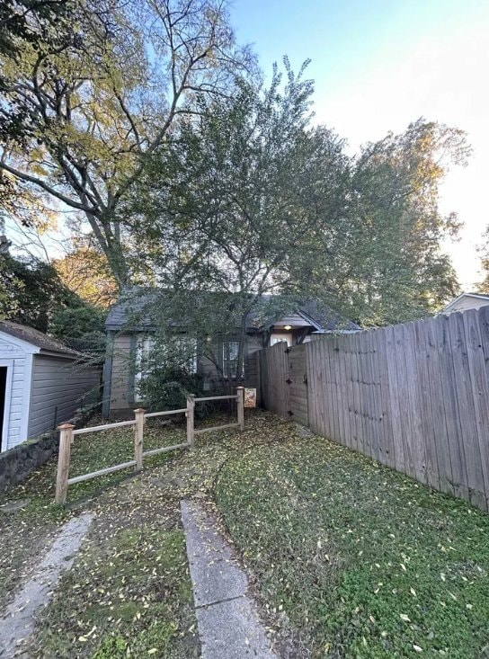 Building Photo - 208 W 1st St