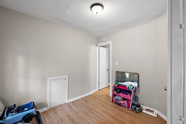 Building Photo - Brick 4 bedroom