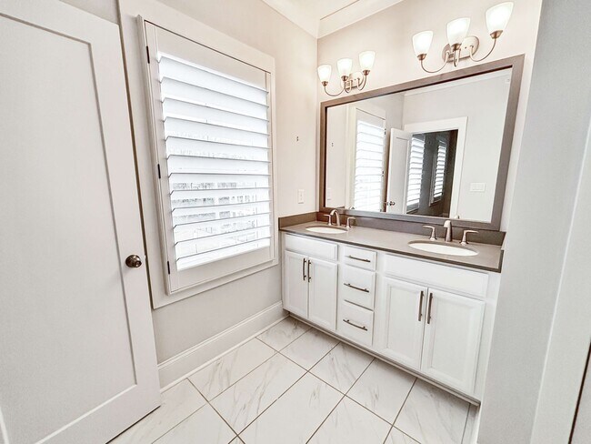 Building Photo - Beautiful 3 BR Townhome in Woodstock!