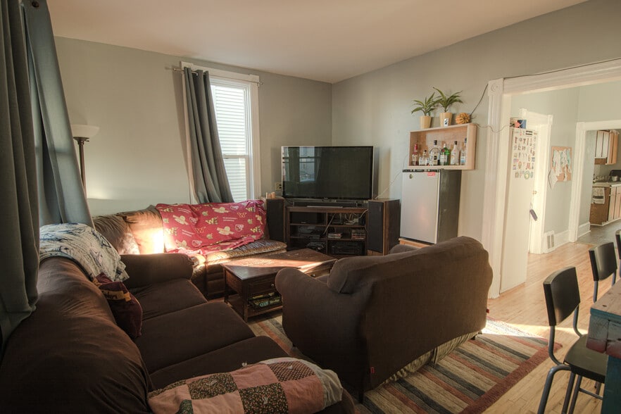 Shared Living Room - 1100 15th Ave SE