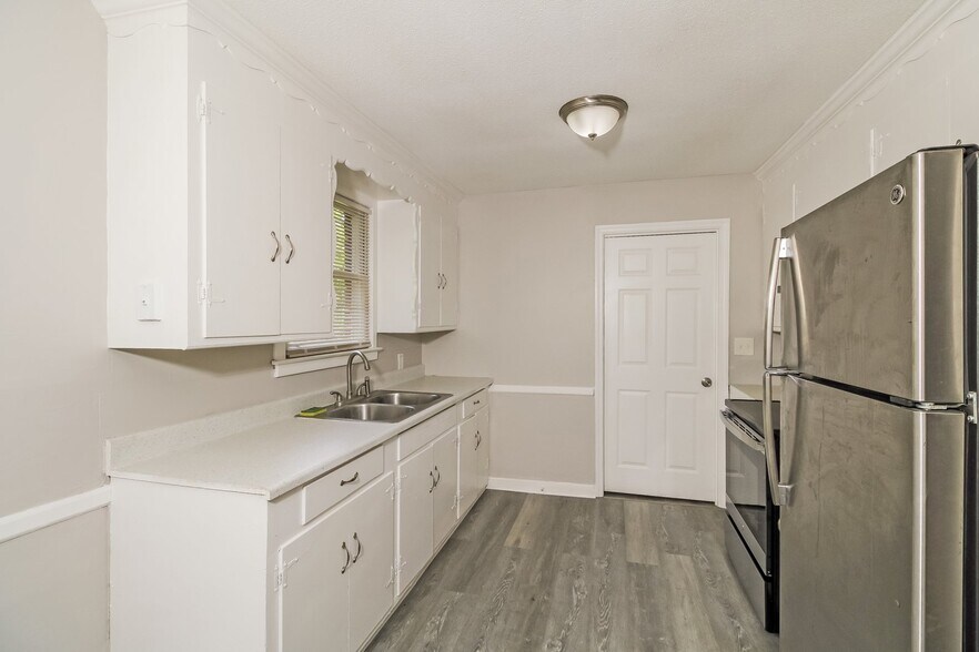 Building Photo - 883 Medfield Rd