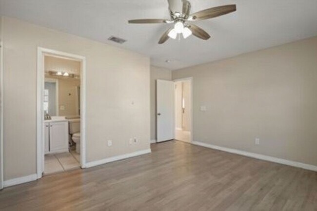 Building Photo - 4522 Alamo Ave