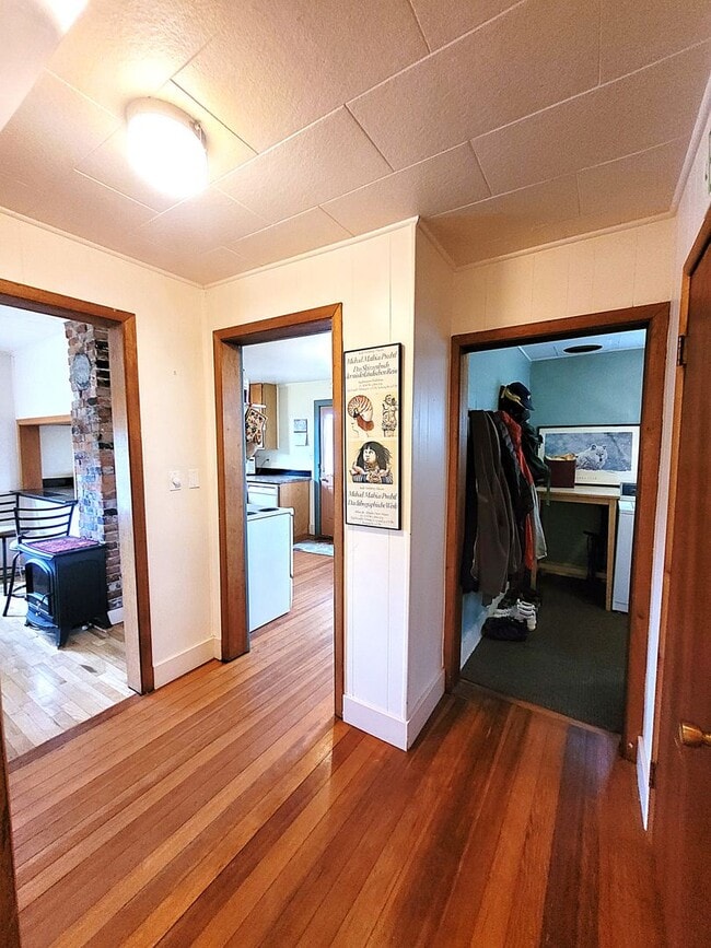 Building Photo - Charming Three Bedroom Home with Large Fen...