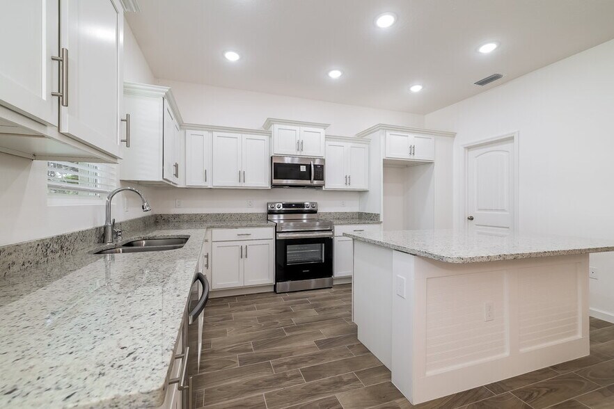 Building Photo - 451 Martigues Dr