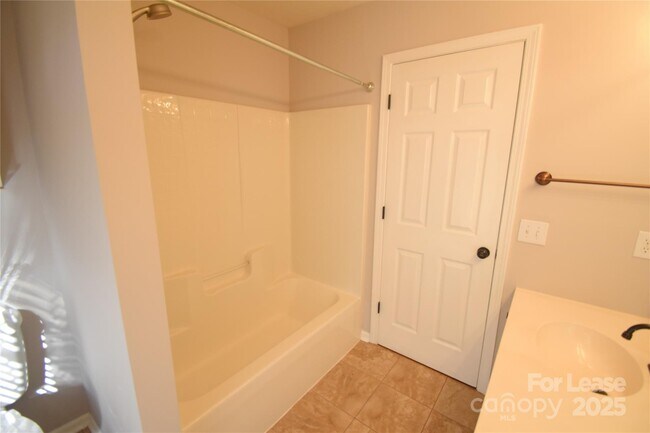 Building Photo - 6827 Braddock Ln