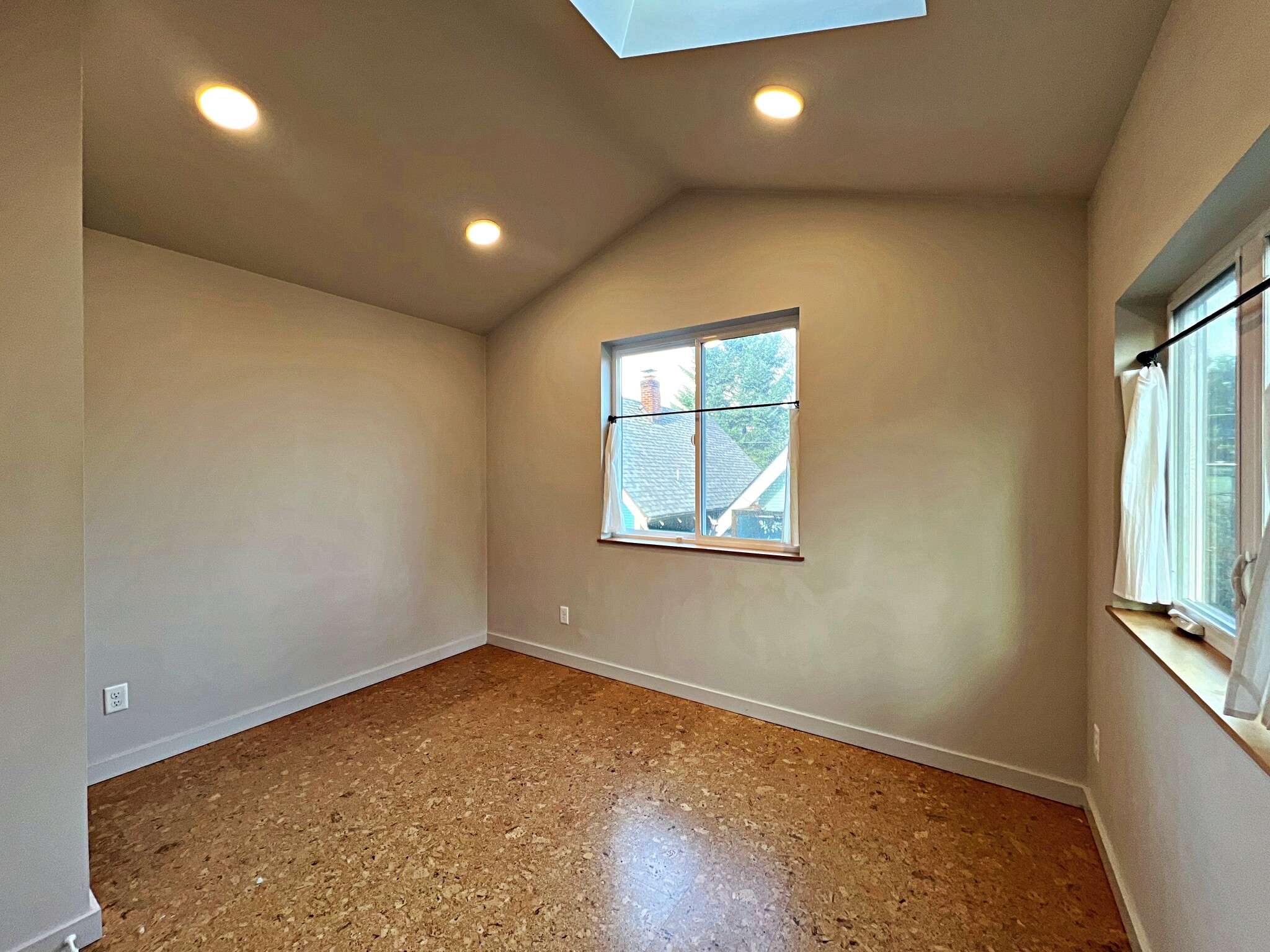 Building Photo - 417 SE 19th Ave