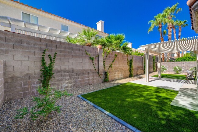 Building Photo - One-of-A-Kind 2 Story, 3 Bedroom with 3 Full Baths Home in the Heart of Summerlin!