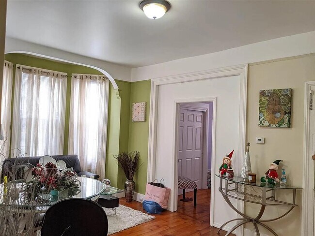 Building Photo - 41 Hutton St