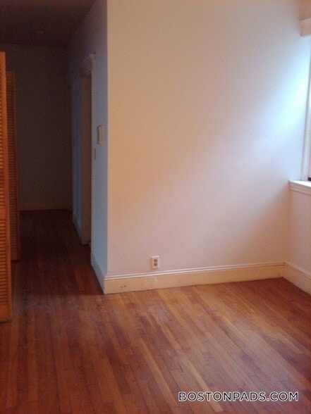 Building Photo - 143 Park Dr