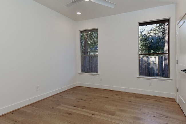 Building Photo - 118 Douvaine Ct