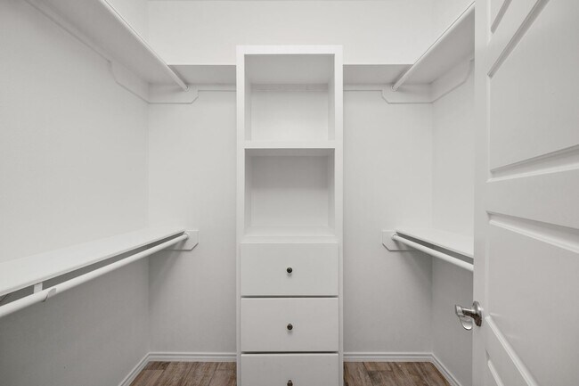 Building Photo - 2328 S Vly Cir