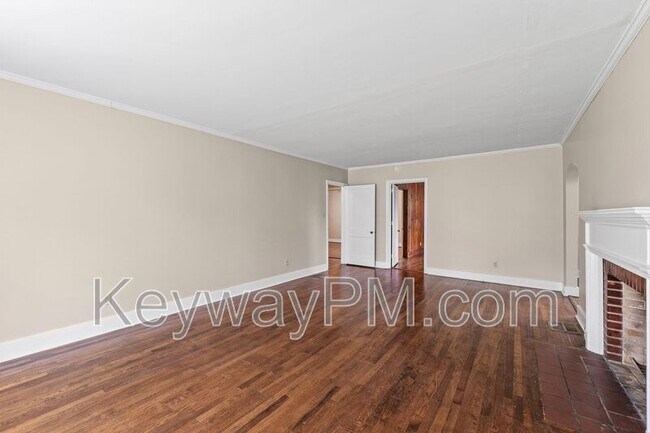 Building Photo - 2334 Redwood Dr